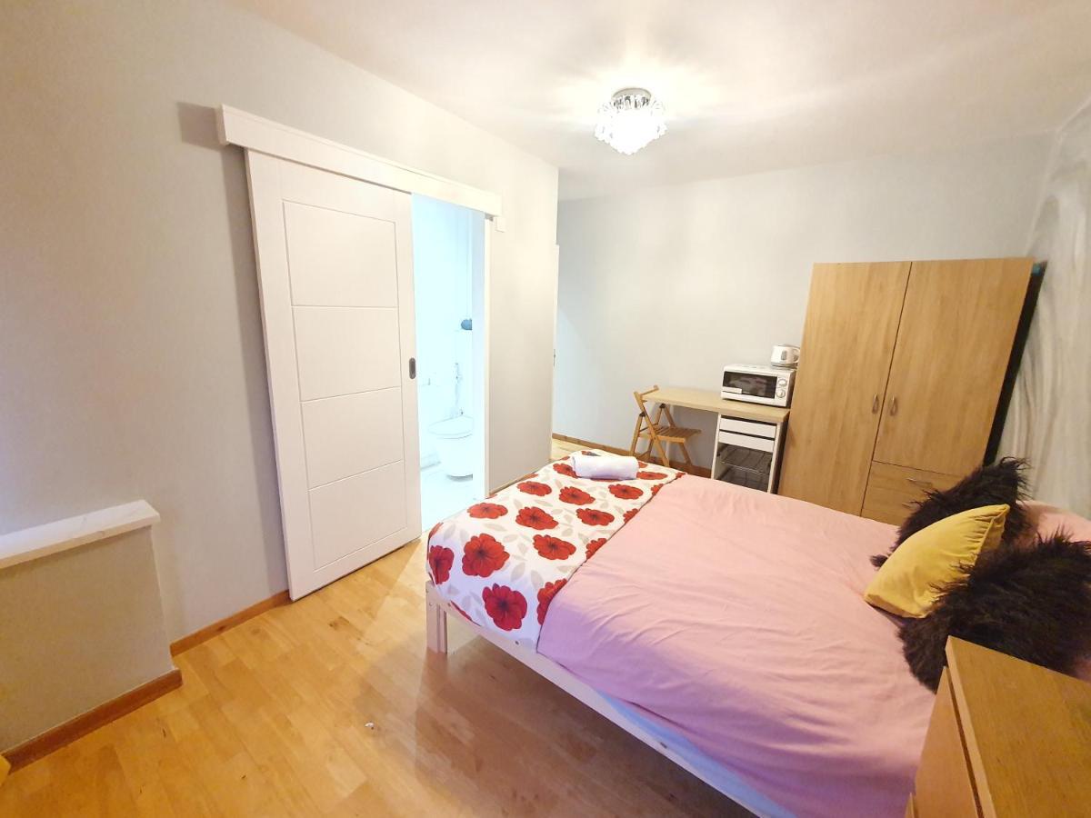 Beautiful Guest Rooms, Free Parking, 30Min Heathrow, 40Min Wembley, 60Min Central London 그린포드 외부 사진