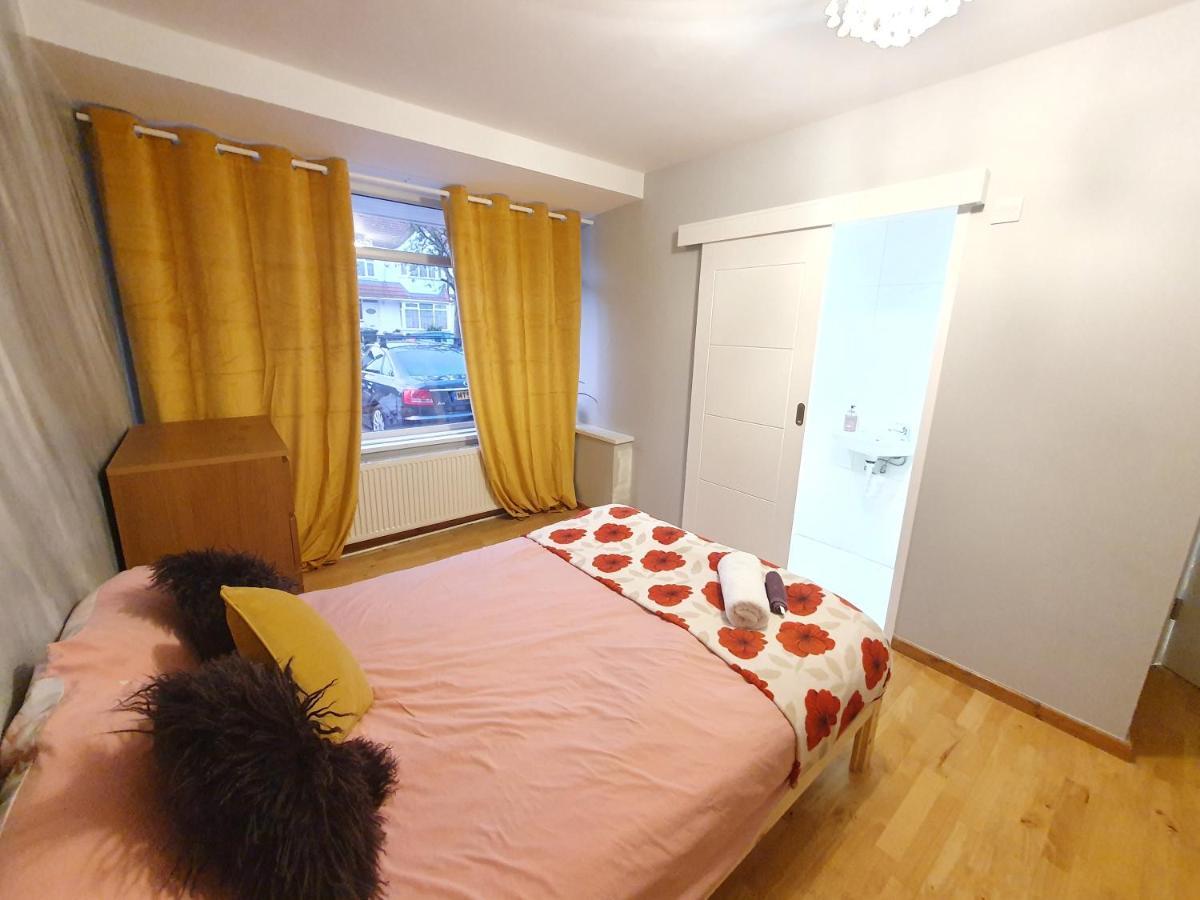 Beautiful Guest Rooms, Free Parking, 30Min Heathrow, 40Min Wembley, 60Min Central London 그린포드 외부 사진