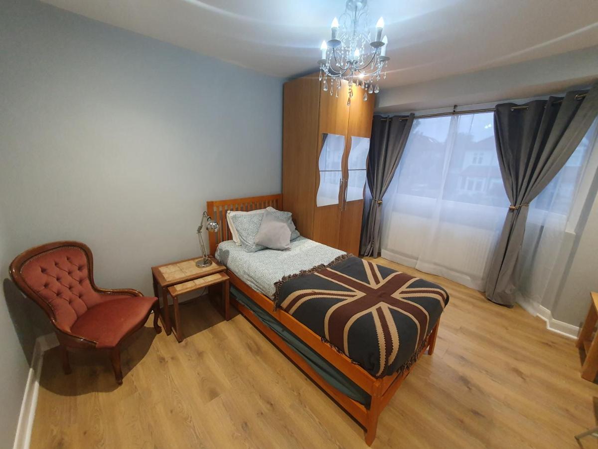 Beautiful Guest Rooms, Free Parking, 30Min Heathrow, 40Min Wembley, 60Min Central London 그린포드 외부 사진