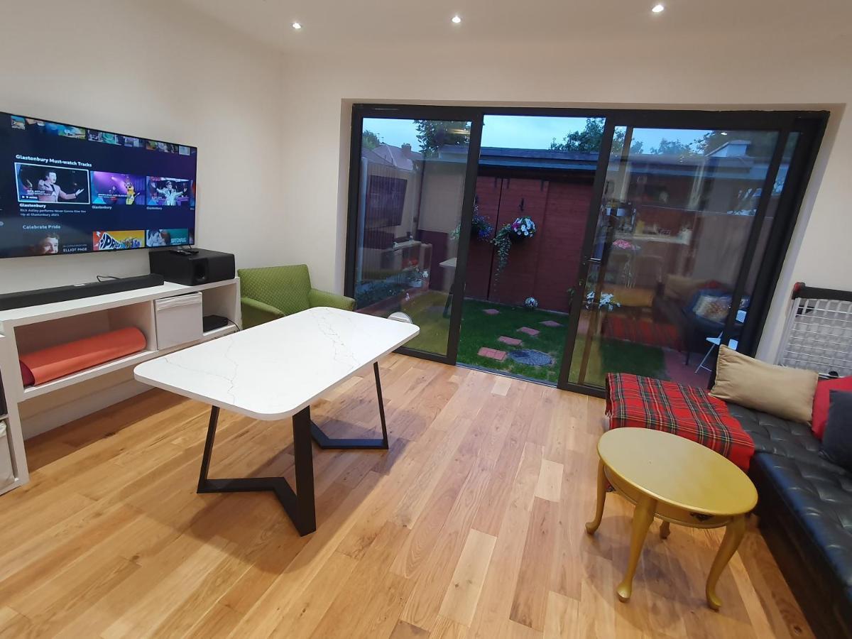 Beautiful Guest Rooms, Free Parking, 30Min Heathrow, 40Min Wembley, 60Min Central London 그린포드 외부 사진