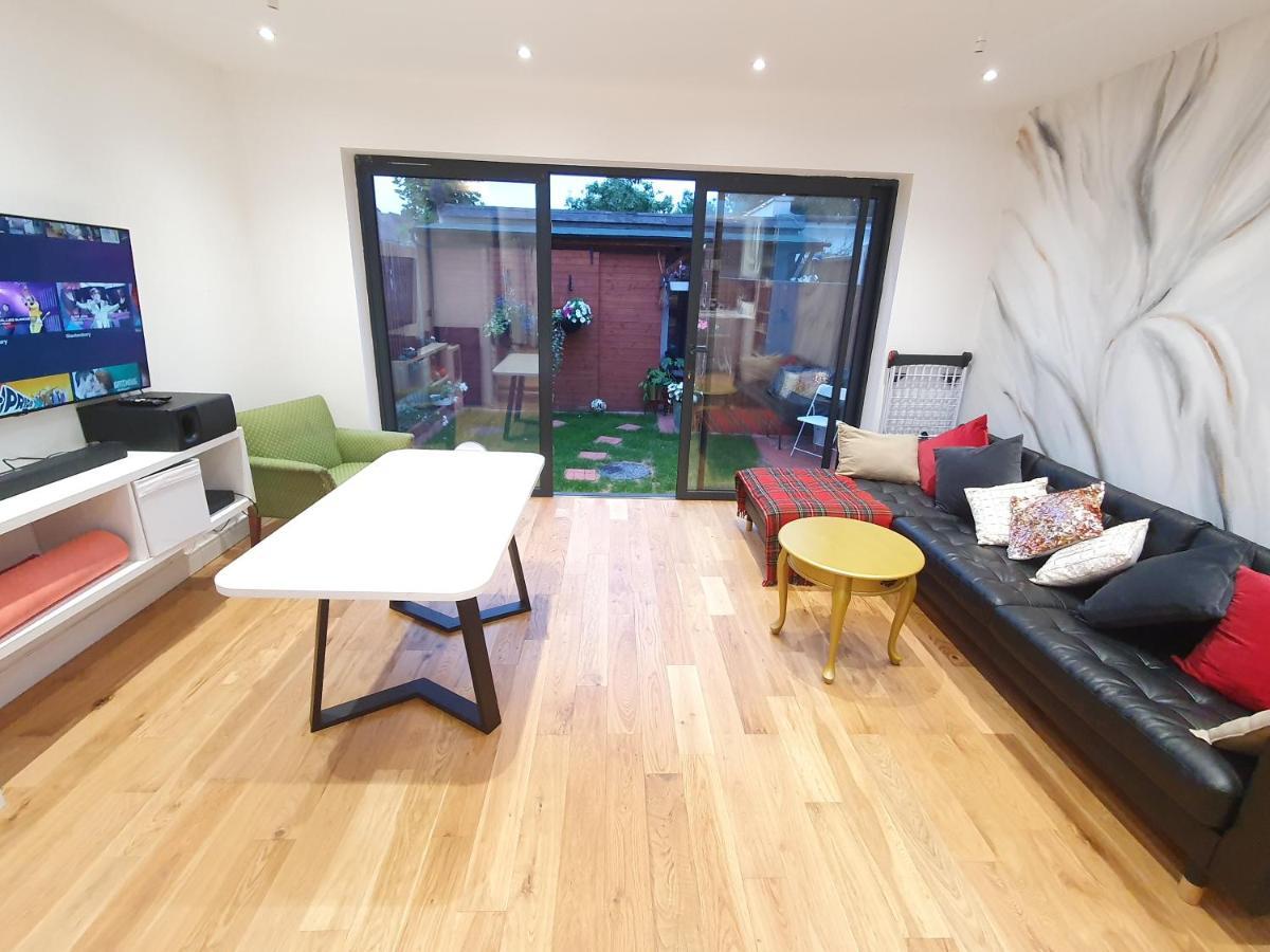 Beautiful Guest Rooms, Free Parking, 30Min Heathrow, 40Min Wembley, 60Min Central London 그린포드 외부 사진