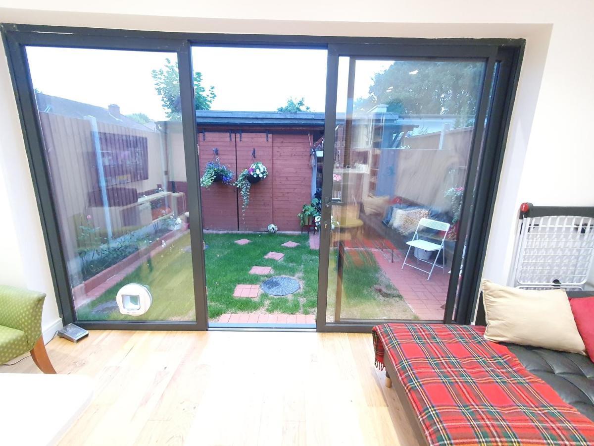 Beautiful Guest Rooms, Free Parking, 30Min Heathrow, 40Min Wembley, 60Min Central London 그린포드 외부 사진