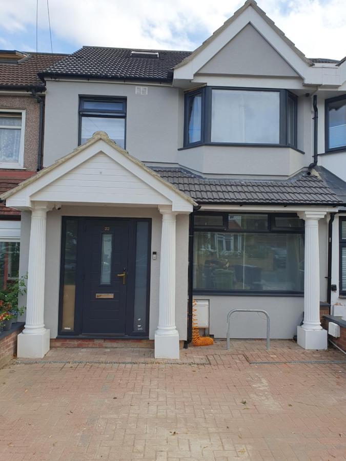 Beautiful Guest Rooms, Free Parking, 30Min Heathrow, 40Min Wembley, 60Min Central London 그린포드 외부 사진